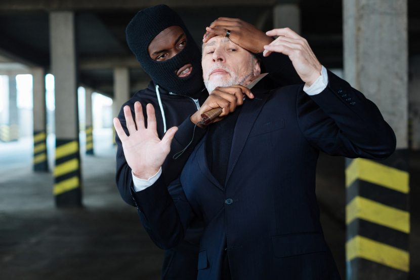 Defend Yourself Against Robbery at Knifepoint – Even If You’re Unarmed